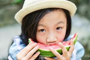 简单的吃瓜小女孩视频,小女孩的简单吃瓜日常