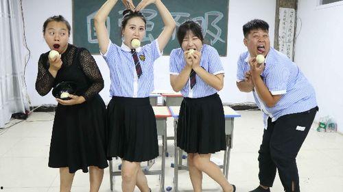 学生表演吃瓜视频在线观看,学生吃瓜表演，趣味横生视频盛宴