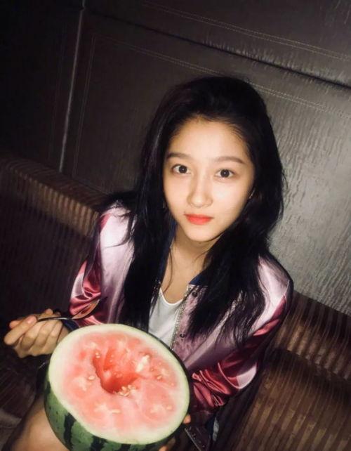 女星深夜吃瓜视频播放,揭秘女星神秘吃瓜瞬间