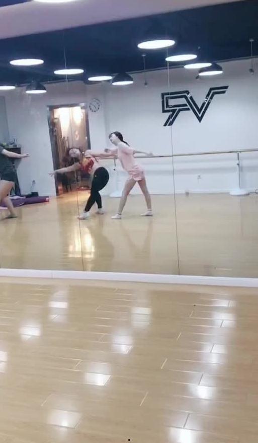 吃瓜晚会舞蹈视频,欢快节奏下的青春活力展现