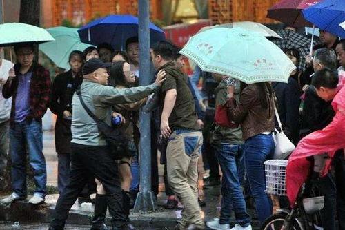 雄县大街吃瓜群众事件视频,一场引发热议的街头冲突