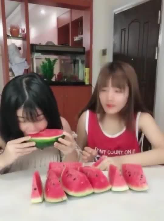 瓜妹吃西瓜视频,西瓜视频里的甜蜜时光