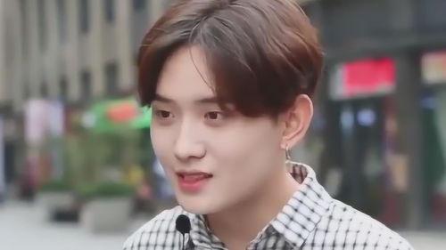 吃瓜小伙情侣吵架视频,吃瓜小伙现场直播，网友热议情侣相处之道