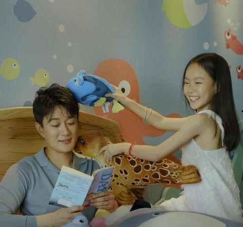 鄂州父女吃瓜视频,引发网友热议