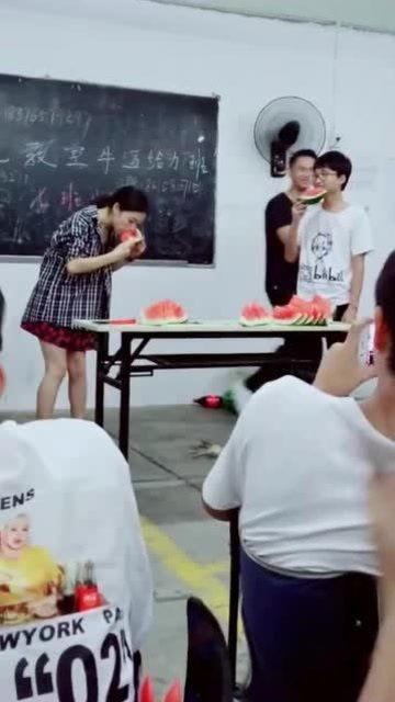 苏州女老师吃瓜视频,网络舆论下的教育形象探讨